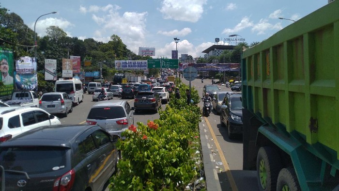 Kondisi lalu lintas ke Puncak, Jumat (13/11/2020) pukul 10.55 WIB.