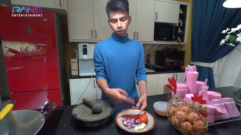 Dimas 'Ahmad' Masak Nasi Goreng untuk Raffi Ahmad