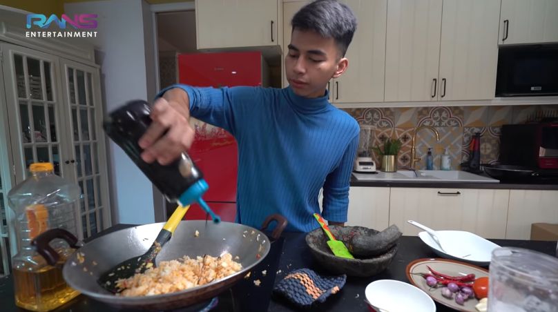 Dimas 'Ahmad' Masak Nasi Goreng untuk Raffi Ahmad