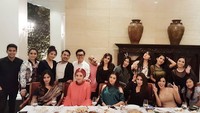  All Dinner Artist Komando Management kata Rey pada unggahan fotonya ini. Terlihat makan malam kali ini juga dihadiri Ruben Onsu, Sarwendah hingga Eko Patrio. Foto: instagram @reyutami