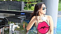 Minum teh sambil santai di pinggir kolam renang juga jadi kegiatan santai yang dipilih Rey sebelum dijebloskan ke penjara. Rey makin modis dengan aksesoris kacamata hitam. Foto: instagram @reyutami