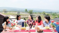 Kumpul bersama teman-temannya, Rey memilih santai  sambil makan enak. Di depannya sudah ada aneka camilan manis dan gurih. Minumnya segelas sirup dingin. Foto: instagram @reyutami