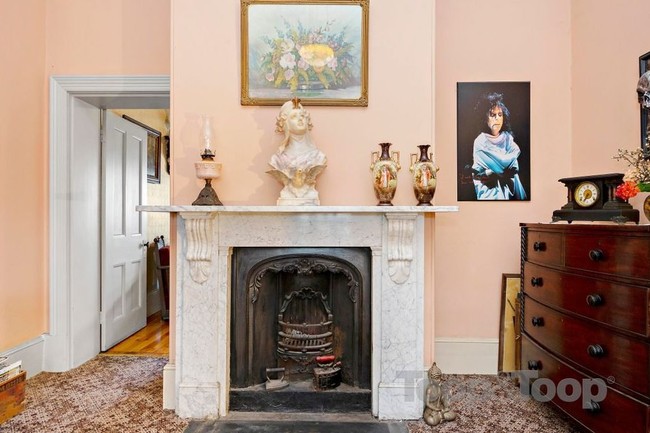 Banyak netizen yang kemudian membawanya ke Twitter dan mengomentari rumah tersebut. Mereka mengatakan bahwa rumah tersebut awalnya terlihat bagus, tetapi setelah melihat lebih jauh, mereka terkejut ketika menemukan ruangan yang cukup menyeramkan itu. Foto: Toop&Toop