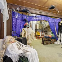 Tak hanya manekin-manekinnya saja yang terlihat seram dan seperti hantu, dekorasi ruangannya pun menambah efek ketegangan saat memasuki ruangan tersebut. Foto: Toop&Toop