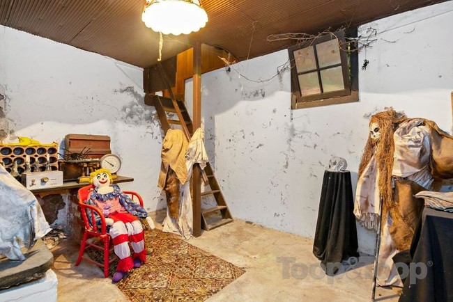 Di dalam situs penjualan rumah kamu akan melihat kolam renang, ruang tamu, dan beberapa fasilitas penunjang lain pada beberapa foto awal. Lalu setelahnya kamu akan dikejutkan dengan ruangan berisi manekin-manekin seram. Foto: Toop&Toop