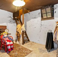 Di dalam situs penjualan rumah kamu akan melihat kolam renang, ruang tamu, dan beberapa fasilitas penunjang lain pada beberapa foto awal. Lalu setelahnya kamu akan dikejutkan dengan ruangan berisi manekin-manekin seram. Foto: Toop&Toop