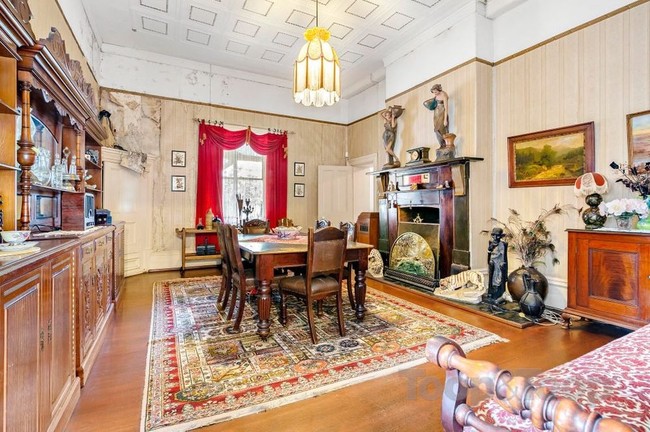 Dengan 5 kamar tidur, dua kamar mandi, tiga garasi, dan sebuah kapel kecil, rumah ini rasanya sangat cocok untuk menjadi tempat tinggal keluarga. Namun hal itu hanya berlaku bagi keluarga pemberani. Foto: Toop&Toop