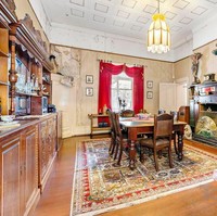 Dengan 5 kamar tidur, dua kamar mandi, tiga garasi, dan sebuah kapel kecil, rumah ini rasanya sangat cocok untuk menjadi tempat tinggal keluarga. Namun hal itu hanya berlaku bagi keluarga pemberani. Foto: Toop&Toop