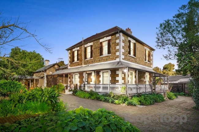 Rumah yang terletak di Melory Crescent, Australia ini sekilas seperti rumah idaman yang cukup nyaman untuk ditinggali. Awalnya kamu mungkin akan merasa tidak ada yang aneh pada rumah ini. Foto: Toop&Toop