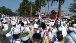Potret Santri Kumpul di Simpang Gadog Jelang Ceramah Habib Rizieq