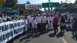 Potret Santri Kumpul di Simpang Gadog Jelang Ceramah Habib Rizieq