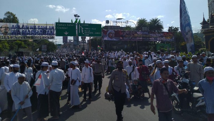 Santri berkumpul di Simpang Gadog jelang ceramah Habib Rizieq di Megamendung, Bogor.