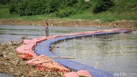 Mereka tampak sangat senang saat berenang ditempat ini meskipun sangat berbahaya untuk kesehatan mereka sendiri.