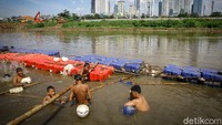 Minimnya fasilitas bermain dikawasan ini membuat mereka memilih untuk bermain di Banjir Kanal Barat.