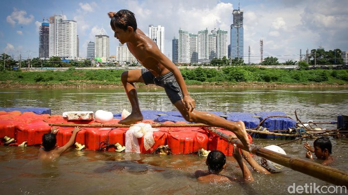 Minimnya fasilitas bermain membuat sejumlah anak-anak memanfaatkan aliran Kanal Banjir Barat ruas Pejompongan, Jakarta, untuk bermain.