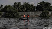 Kegiatan itu meliputi tata cara mengendarai perahu karet.