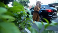 Pandemi COVID-19 membuat Herman mencoba profesi baru menjadi badut jalanan.