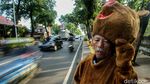 Si Penebar Senyum di Tengah Macet Ibu Kota