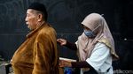 Si Penebar Senyum di Tengah Macet Ibu Kota