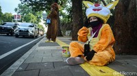 Kawasan yang kerap macet saat jam pulang kerja menjadi lahan strategis bagi badut.