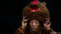 Herman (60) berjalan di kawasan Kemang, Jakarta Selatan, Jumat (13/11/2020). 