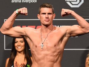 Youtuber Ini Cobain Rasanya Kena Tendangan Petarung UFC