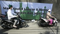 Sebagian jemaah meninggalkan lokasi dengan mengendarai sepeda motor.