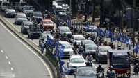Sementara itu arus lalu lintas Jalan Abdullah Syafei, Tebet, tampak macet.