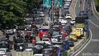 Kemacetan terjadi di ruas jalan yang mengerah ke Kuningan. Sementara arah sebaliknya tampak lancar.