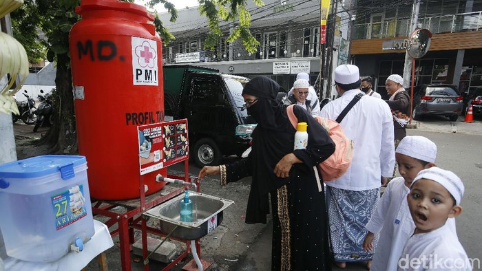 Suasana Pasca Maulid Nabi yang Dihadiri Habib Rizieq di Tebet Acara Maulid Nabi yang dihadiri Habib Rizieq di Tebet, Jakarta Selatan, telah selesai. Jemaah juga telah bubarkan diri dari lokasi acara.
