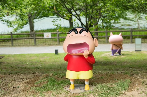 Kamu bisa melihat Sinchan di taman rekreasi Nijigen no Mori. Ada aneka pose dari anime anak kecil menggemaskan satu ini.