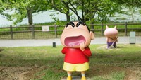 Kamu bisa melihat Sinchan di taman rekreasi Nijigen no Mori. Ada aneka pose dari anime anak kecil menggemaskan satu ini.