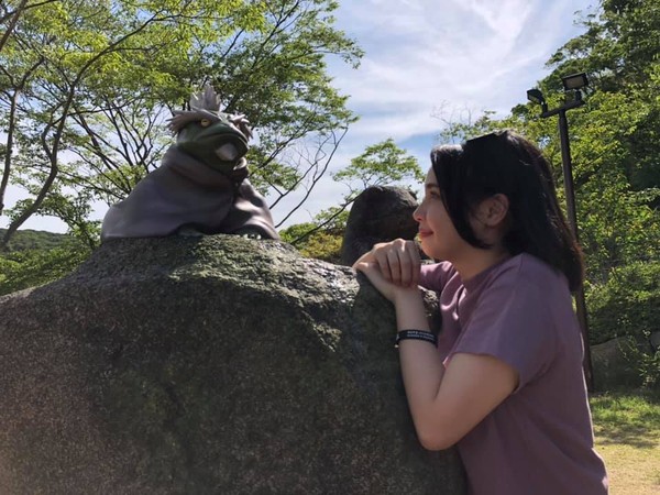 Di taman rekreasi Nijigen no Mori ini juga ada para kodok, guru Naruto. Fukasaku ini adalah katak ahli senjutsu.