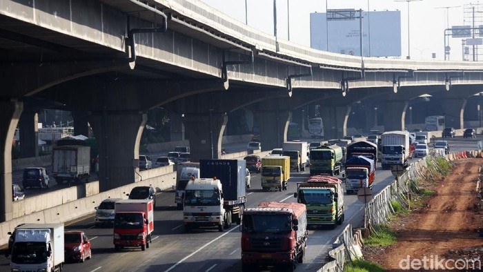 Kendaraan melintasi Tol Jakarta Cikampek di KM 11, Kota Bekasi, Jawa Barat, Jumat (13/11/2020).  Tarif Tol Jakarta-Cikampek (Japek) bakal naik. Tarifnya bakal diintegrasikan dengan tarif Tol Japek Elevated II yang selama ini masih belum dikenakan tarif.