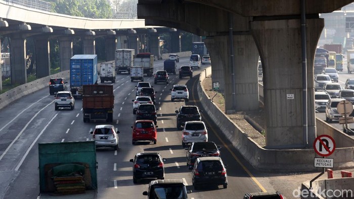 Kendaraan melintasi Tol Jakarta Cikampek di KM 11, Kota Bekasi, Jawa Barat, Jumat (13/11/2020).  Tarif Tol Jakarta-Cikampek (Japek) bakal naik. Tarifnya bakal diintegrasikan dengan tarif Tol Japek Elevated II yang selama ini masih belum dikenakan tarif.