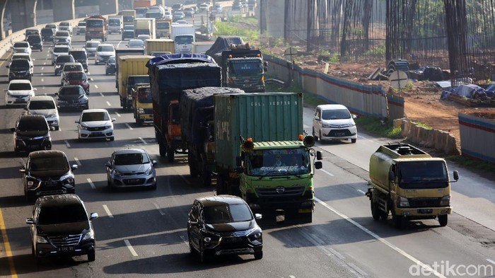Kendaraan melintasi Tol Jakarta Cikampek di KM 11, Kota Bekasi, Jawa Barat, Jumat (13/11/2020).  Tarif Tol Jakarta-Cikampek (Japek) bakal naik. Tarifnya bakal diintegrasikan dengan tarif Tol Japek Elevated II yang selama ini masih belum dikenakan tarif.