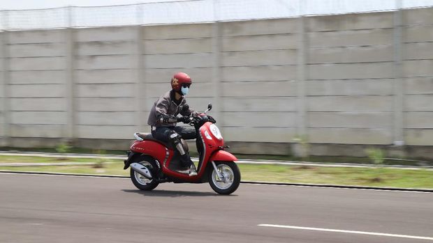 Test Ride Honda Scoopy