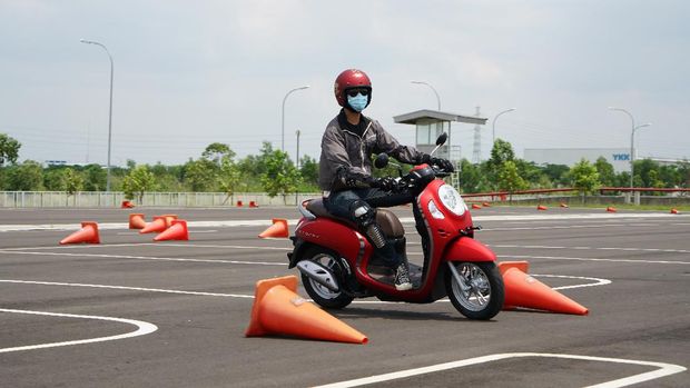 Test Ride Honda Scoopy