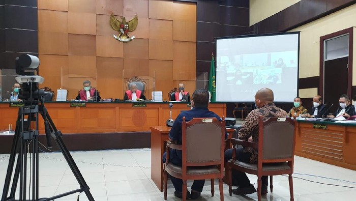 Tommy Sumardi (kiri) bersaksi di sidang perkara surat jalan palsu Djoko Tjandra, di Pengadilan Negeri Jakarta Timur, Jumat (13/11/2020).