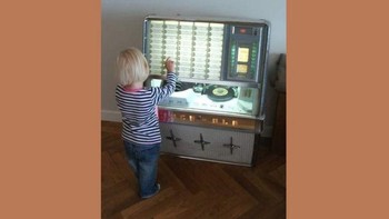 Keren nih Rock-Ola 1484 Jukebox ini datang dari tahun 1960. Foto: @_TUMULUS via BBC