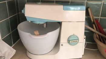 Matthew Rees masih menyimpan food mixer dari Kenwood yang diproduksi tahun 1964. Foto: @REESMF via BBC