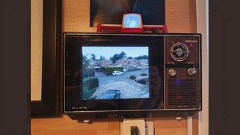 Martin Mander, host dari YouTube channel Old Tech New Spec, memodifikasi perangkat lama miliknya sehingga bisa dipakai hingga sekarang. TV ini berasal dari tahun 1975. Foto: via BBC