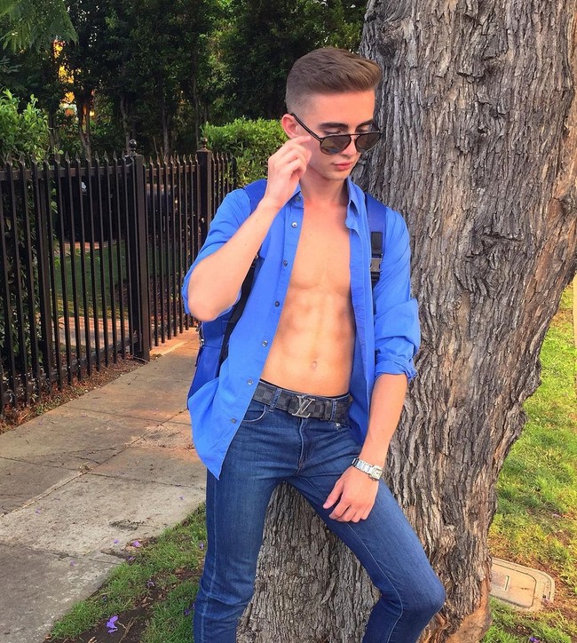 Ketika aku melakukan prosedur pertamaku. Aku bertemu dengan dokter yang memberi sale, aku membuat perjanjian dan berbohong mengenai usiaku, ungkapnya dilansir Daily Star. Foto: Instagram @tylerkd97