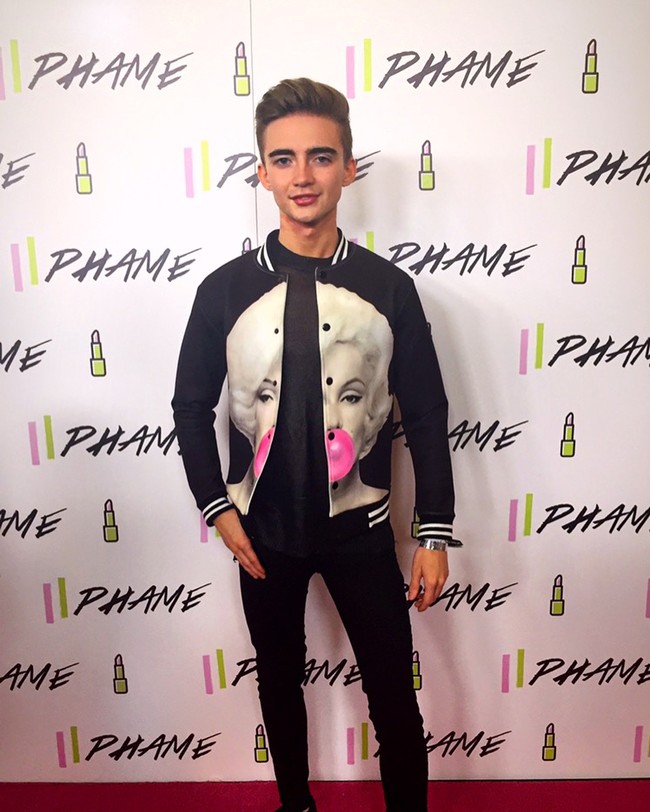 Pengalaman pertamanya Botox di usia 15 tahun membuat Tyler ketagihan. Sebulan kemudian saat berulang tahun ke-16, ia langsung melakukan filler di bagian bibir. Aku pikir itu selalu menjadi salah satu insecurity terbesarku karena saat kecil bibirku terbentur dan jaringan yang luka membuat bibirku tidak rata, kata Tyler. Foto: Instagram @tylerkd97