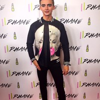 Pengalaman pertamanya Botox di usia 15 tahun membuat Tyler ketagihan. Sebulan kemudian saat berulang tahun ke-16, ia langsung melakukan filler di bagian bibir. Aku pikir itu selalu menjadi salah satu insecurity terbesarku karena saat kecil bibirku terbentur dan jaringan yang luka membuat bibirku tidak rata, kata Tyler. Foto: Instagram @tylerkd97