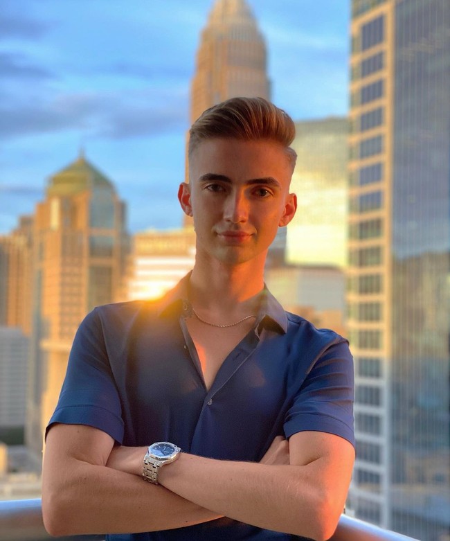 Pria bernama Tyler Dyvig terobsesi tampil dengan wajah sempurna. Ia pun telah melakukan berbagai prosedur kecantikan yang dimulai sejak remaja. Hingga kini, pria 23 tahun tersebut sudah mengeluarkan hingga Rp 1 miliaran untuk bisa mirip seperti Ken. Foto: Instagram @tylerkd97