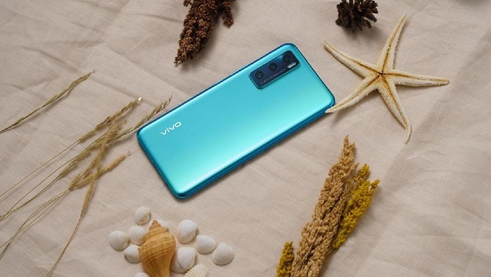 Vivo V20 SE memiliki varian warna baru Aquamarine Green. Kelir baru ini menghadirkan desain yang segar dan stylish.