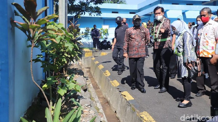 Wali Kota Malang Sutiaji di sela sidak tandon air Wendit 3 di Jalan Raya Mangliawan, Kecamatan Pakis