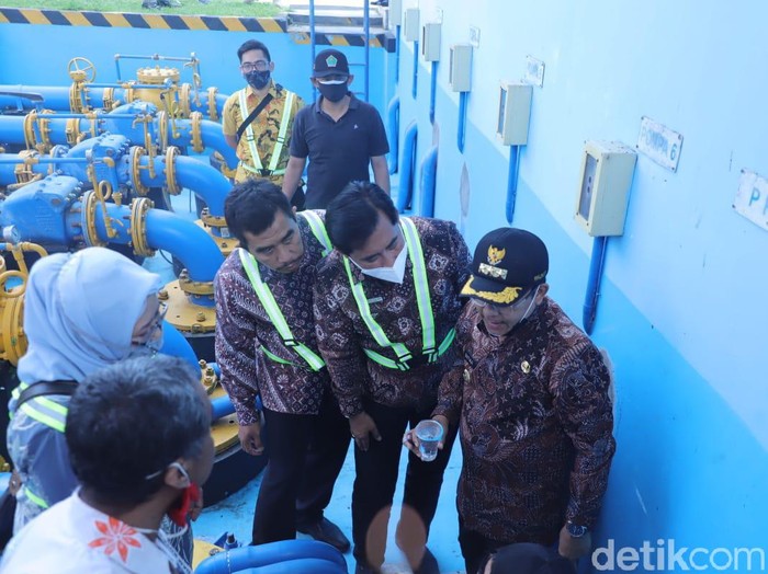 Wali Kota Malang tinjau pompa Wendit pasca air bau minyak dan warga terdampak