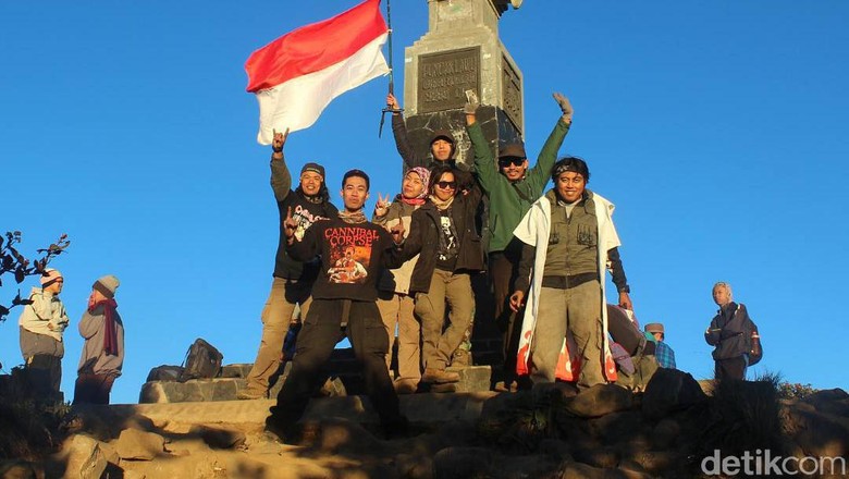 warga bojonegoro mendaki di gunung lawu warga bojonegoro mendaki di gunung lawu